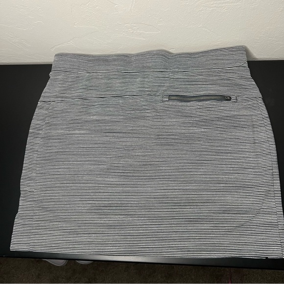 NWOT ATHLETA Striped Size Small Tennis Modern Metro Skort Zip Pockets - Gray - Picture 8 of 11